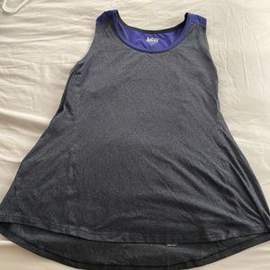 Performance tank top REI size L